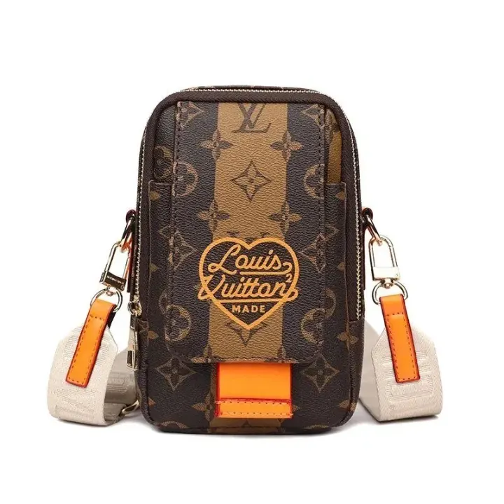 Braune Louis Vuitton Umhängetasche mit Monogramm und Herzmotiv