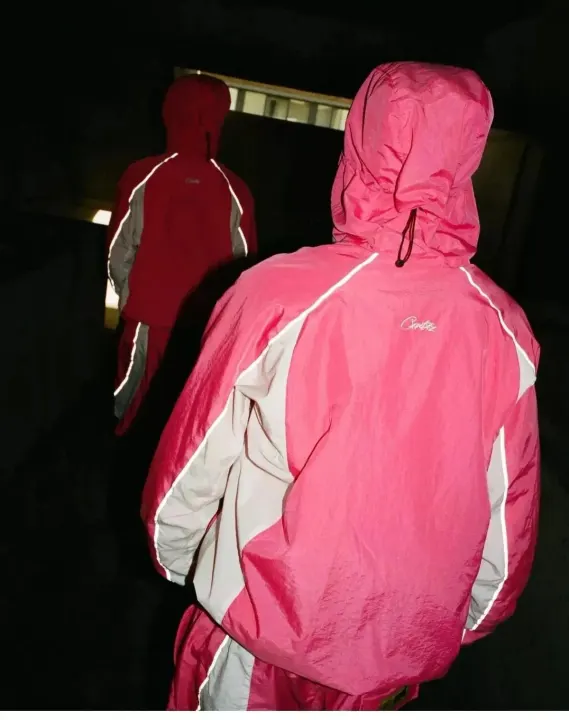 Corteiz rosa Set mit Kapuzenjacke und Hose