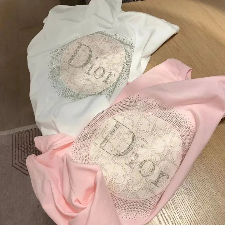 Dior T-Shirt mit Strass-Logo in Weiß und Rosa