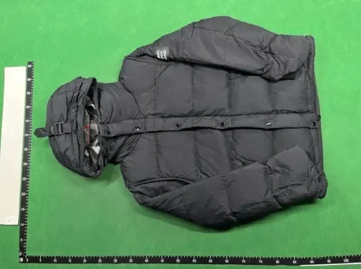 Burberry Daunenjacke in Schwarz und Beige
