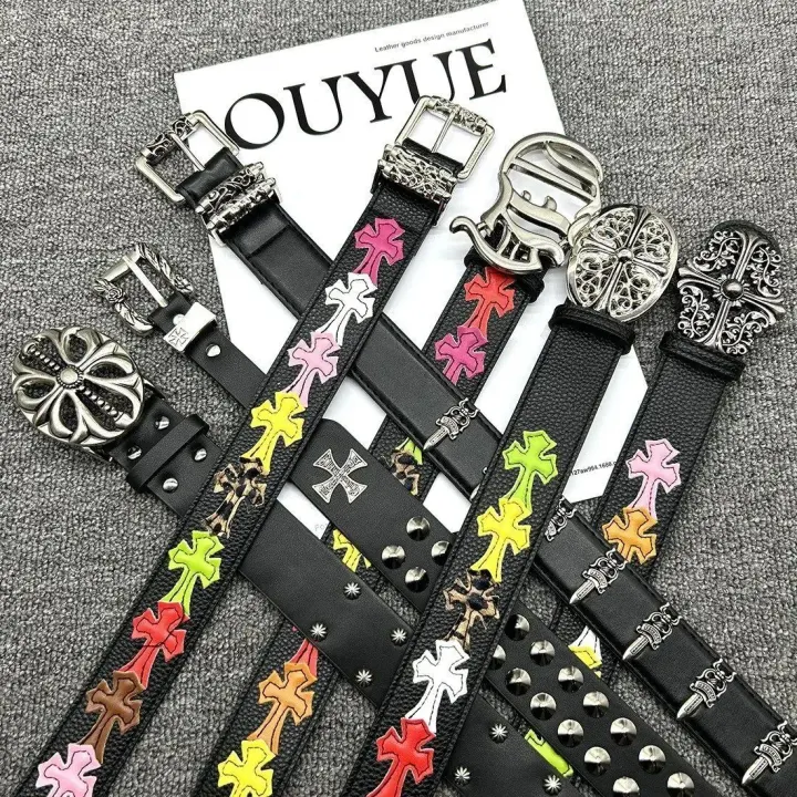 Schwarzer Ledergürtel von Chrome Hearts mit Kreuzmotiv und silberner Hardware