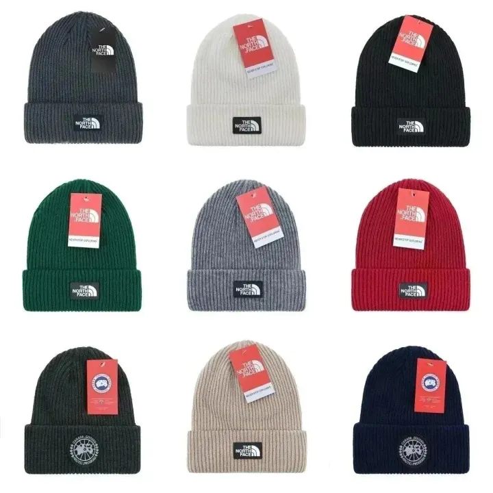 Moncler geribbelde gebreide beanie met logo-patch in wit en grijs