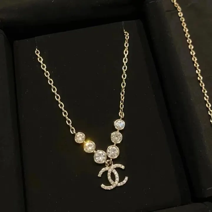 Chanel Halskette mit CC-Anhänger in Goldoptik mit Kristallen