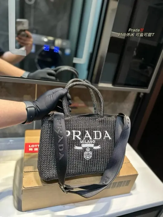Prada Geflochtene Crossbody-Tasche mit Logo-Riemen