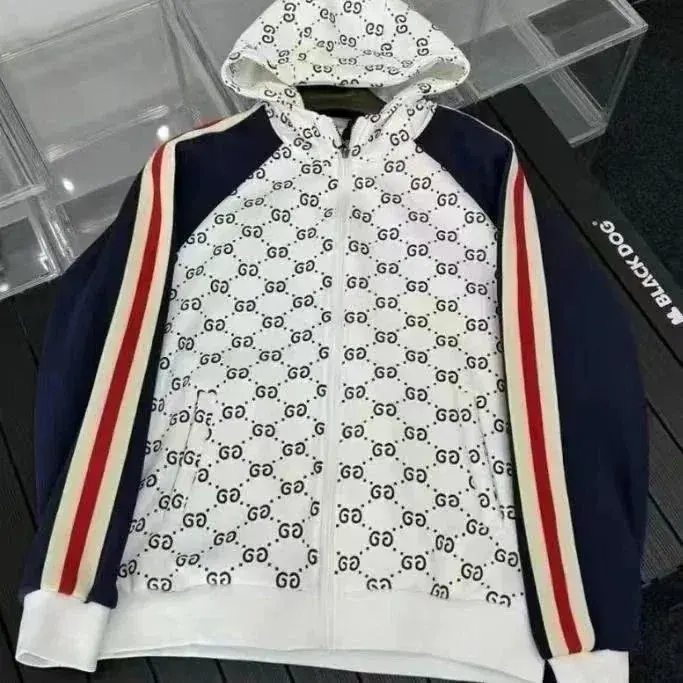 Weiße Gucci Kapuzenjacke mit Monogramm und Reißverschluss, mit marineblauen Ärmeln