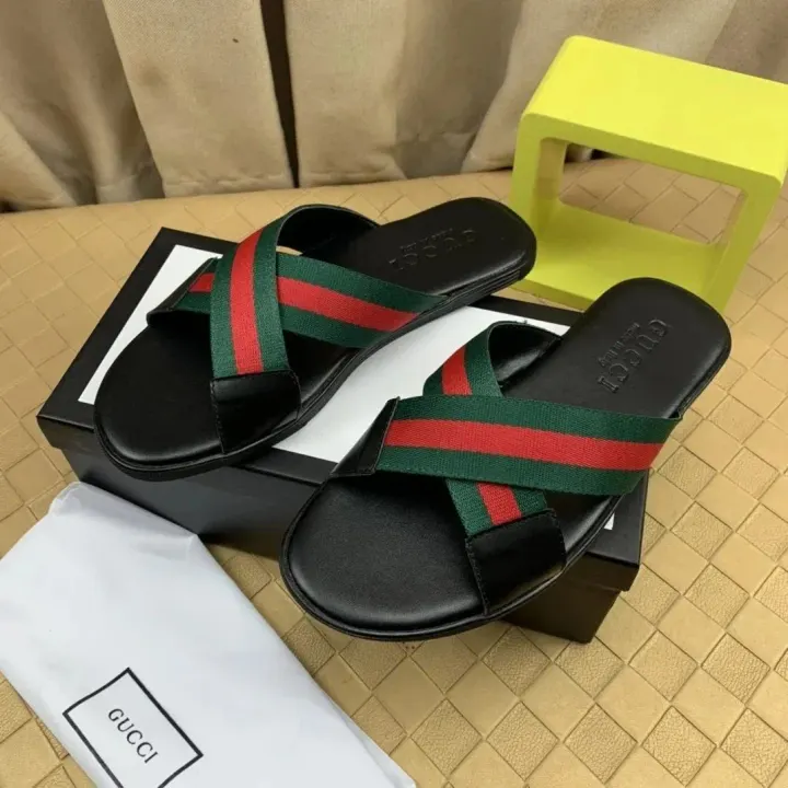 Chanclas negras Gucci con correas de cinta verde y roja