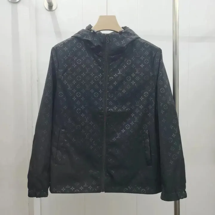 Chaqueta negra con capucha y cremallera con monograma de Louis Vuitton