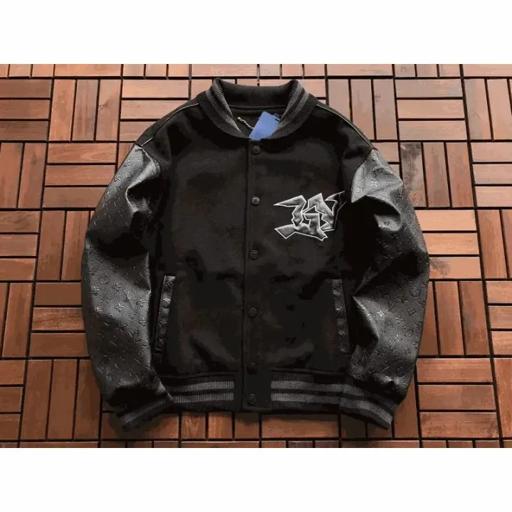 Chaqueta varsity negra Louis Vuitton con mangas de monograma