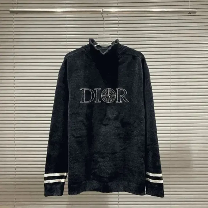 Sweter z dzianiny Dior z czarnym logo i detalami w paski na mankietach