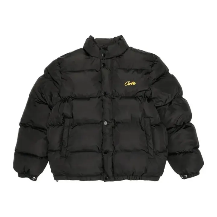 Chaqueta acolchada negra Corteiz con logo amarillo en el pecho