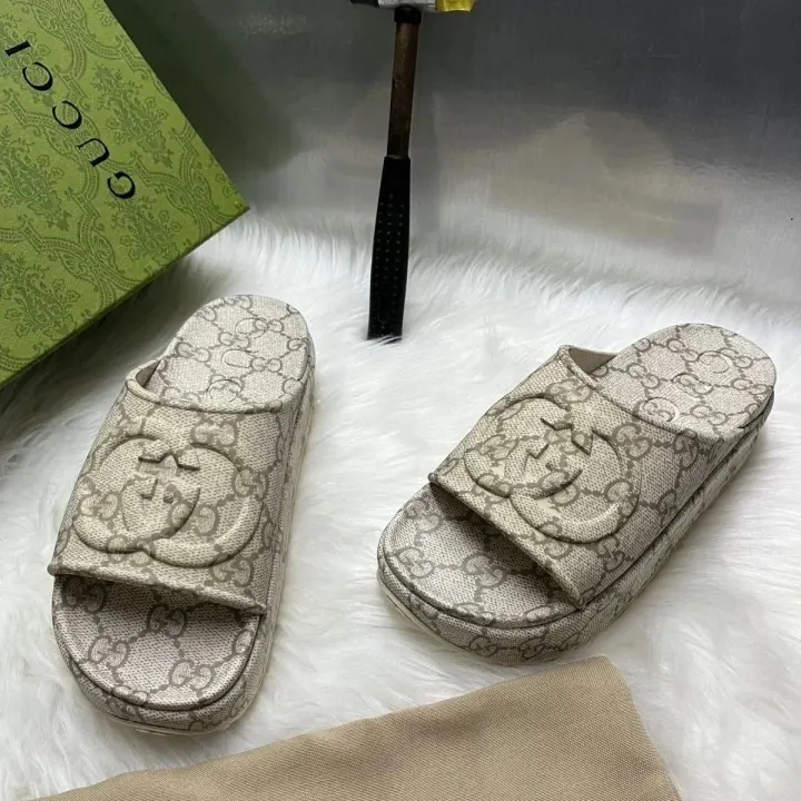 Sandalias tipo slide con plataforma y monograma Gucci en beige