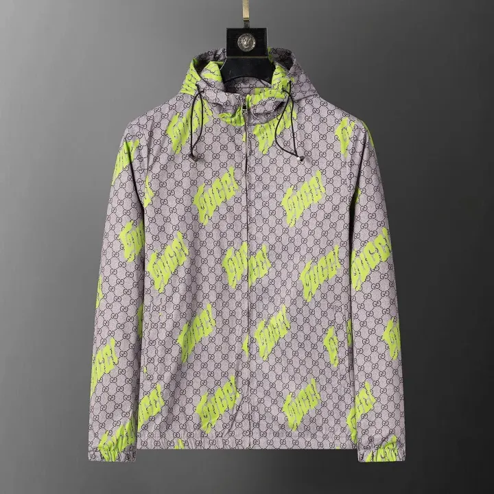 Chaqueta con capucha y cremallera con estampado de monograma neón de Gucci