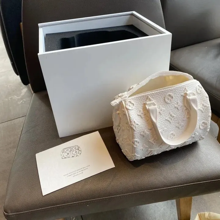 Witte nano-handtas met geperst monogram van Louis Vuitton