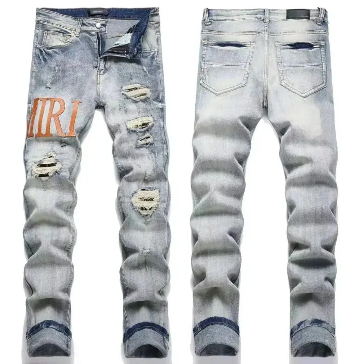 AMIRI Jeans in heller Waschung mit Used-Effekten und grafischem Logodetail