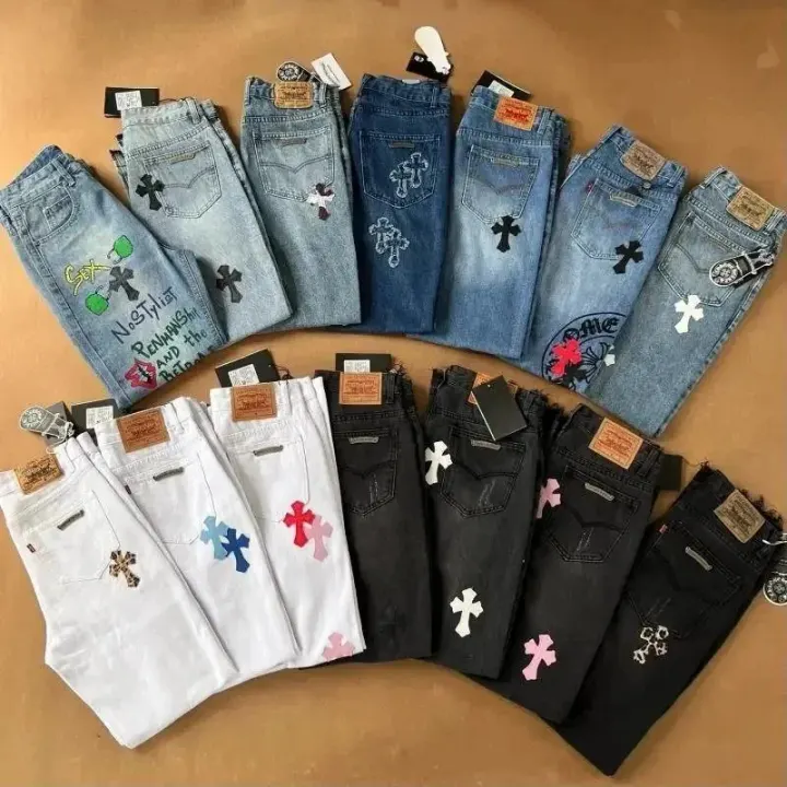 Chrome Hearts Jeans in Waschoptik mit Used-Effekt und Kreuz-Patches