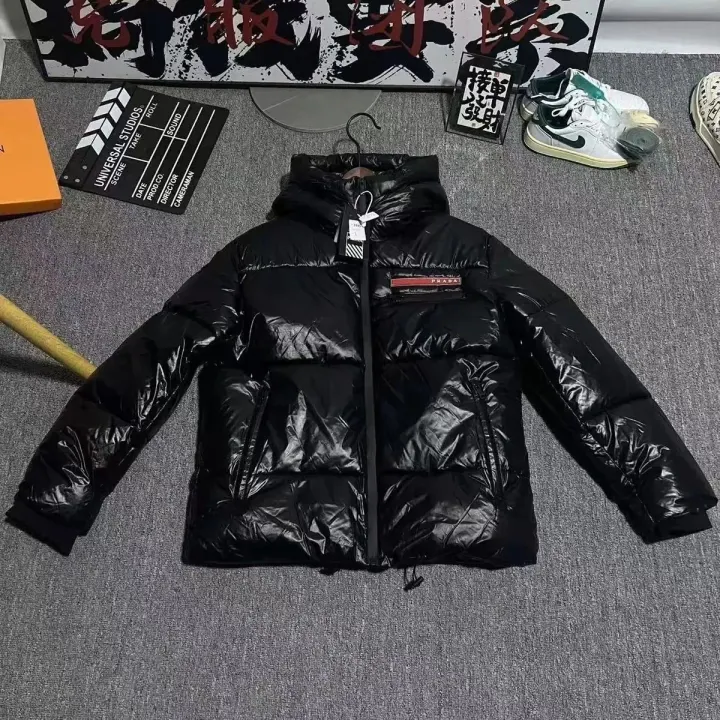 Chaqueta acolchada negra con capucha y acabado brillante de Prada