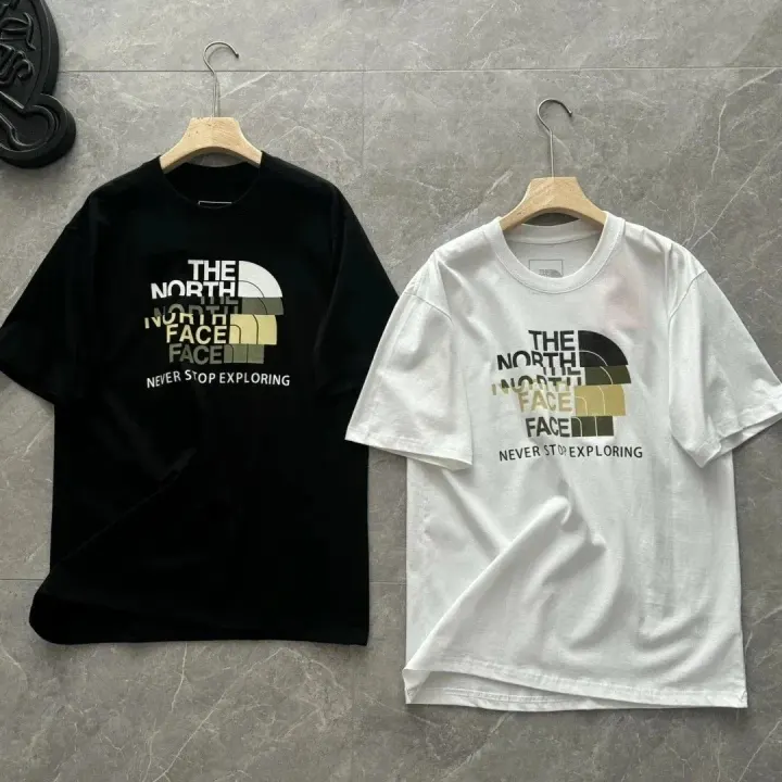Camiseta The North Face con gráfico en negro y blanco