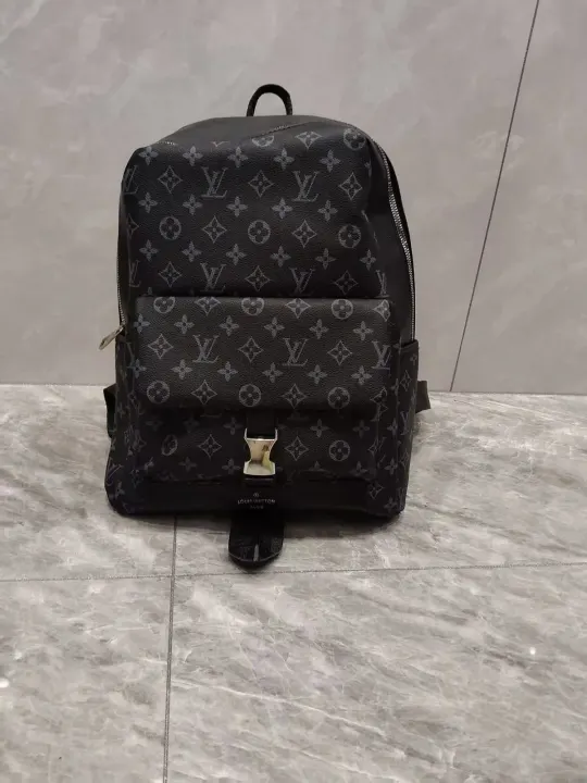 Schwarzer Louis Vuitton-Rucksack mit Monogramm und Frontschnalle