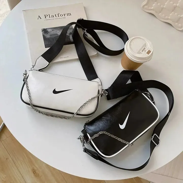 Nike Crossbody-Tasche mit Kettenriemen in Schwarz und Weiß