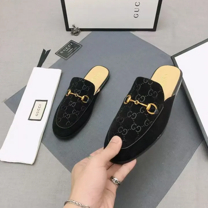 Mules negras Gucci GG Horsebit sin cordones