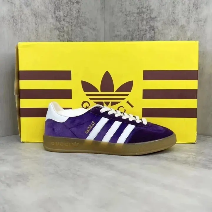 Sneakers Gucci moradas con rayas blancas y suela de goma