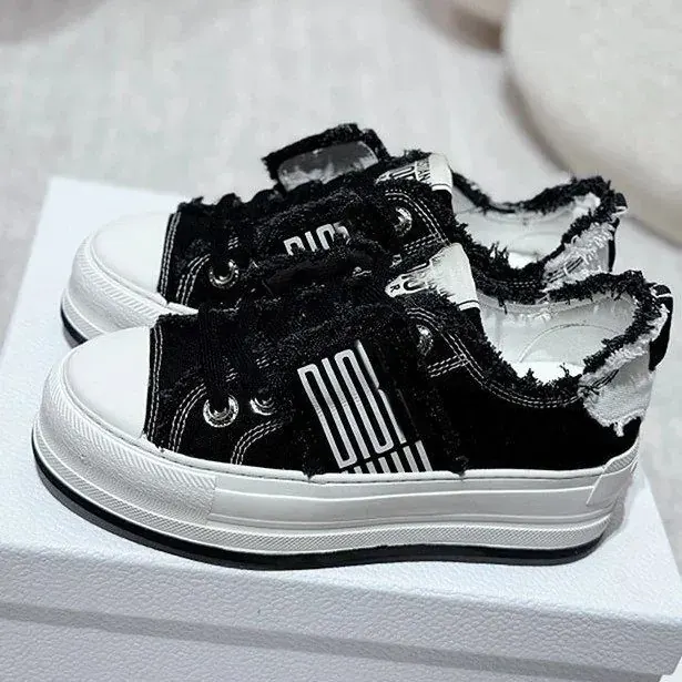 Czarne sneakersy Dior Oblique na platformie z postrzępionym wykończeniem