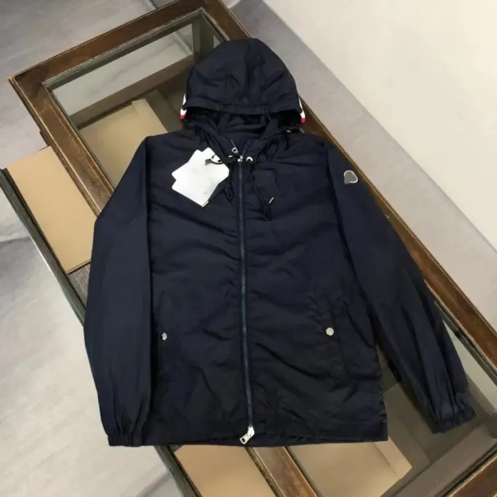 Chaqueta acolchada negra con capucha y cremallera de Moncler
