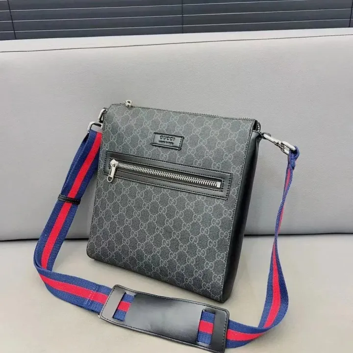 Grijze Gucci crossbodytas met monogram en gestreepte band