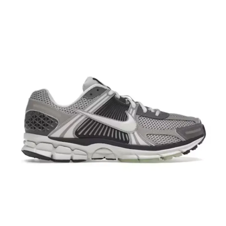 Nike Zoom Vomero 5 Sneakers in Cobblestone Grey