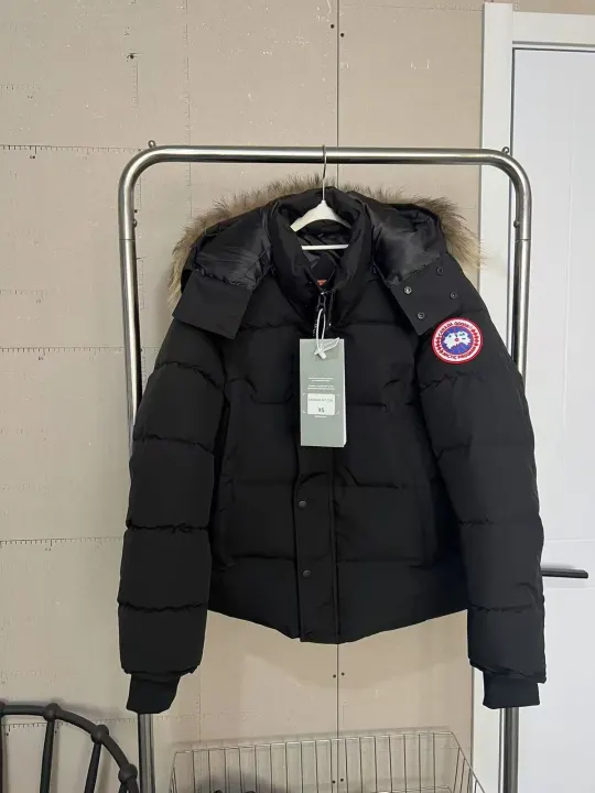 Czarna kurtka puchowa Canada Goose z kapturem i futrzanym obszyciem