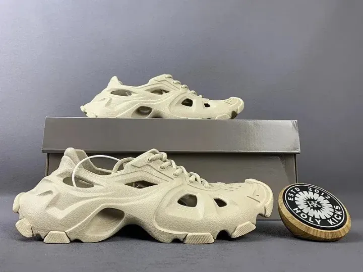 Balenciaga sneakers van schuim met uitsparingen en veters in wit/crème