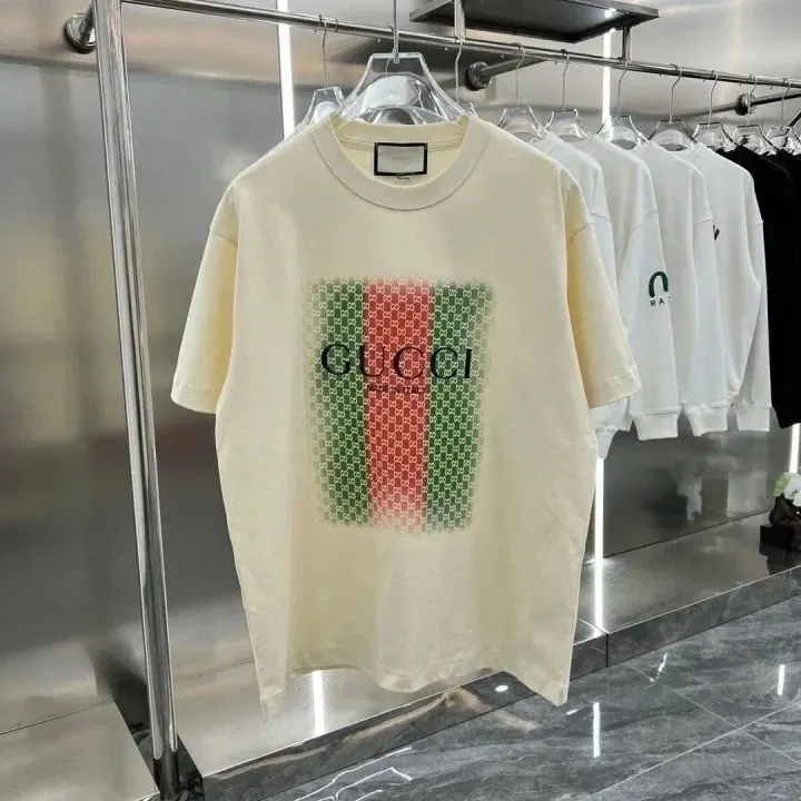 Gucci cremefarbenes T-Shirt mit Muster und kurzen Ärmeln, mit grün-rotem Frontprint in der Mitte