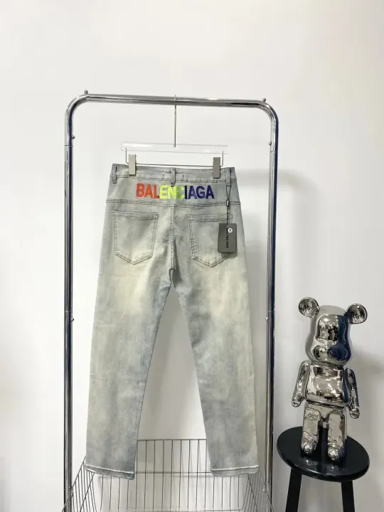 Balenciaga Jeans in heller Waschung mit Regenbogen-Logo