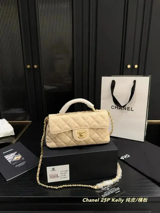 Beige gesteppte Chanel-Handtasche mit Kette und Henkel
