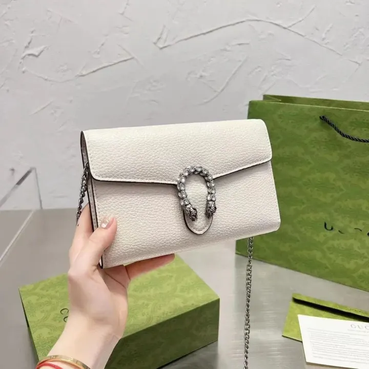 Gucci weiße strukturierte Schultertasche mit Kettenriemen und Kristallverschluss