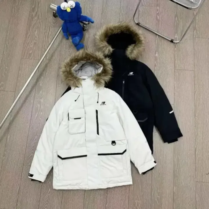 New Balance Parka-Jacke mit Kapuze und Kunstfellbesatz in Schwarz/Weiß