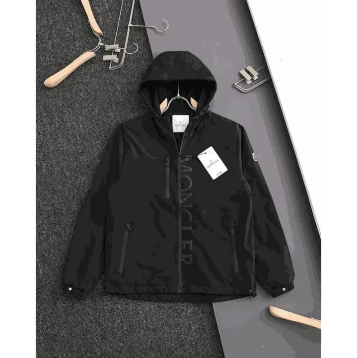 Schwarze Moncler Jacke mit Kapuze und Reißverschluss