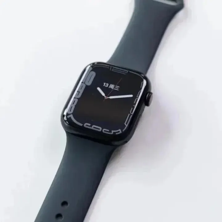 Schwarze Smartwatch mit schwarzem Armband