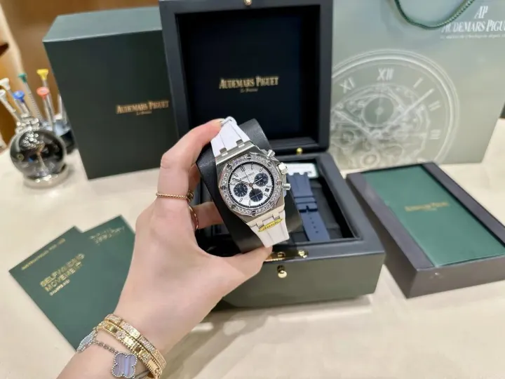 Audemars Piguet chronograaf horloge met met edelstenen bezette lunette en witte rubberen band