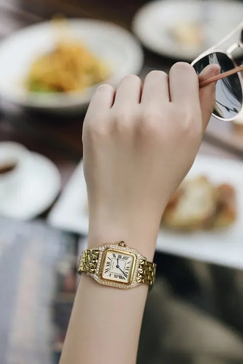 Cartier vierkant goudkleurig horloge met diamanten lunette