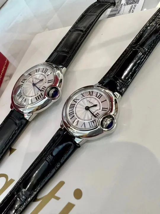 Cartier horloge met zwarte lederen band en zilverkleurige kast