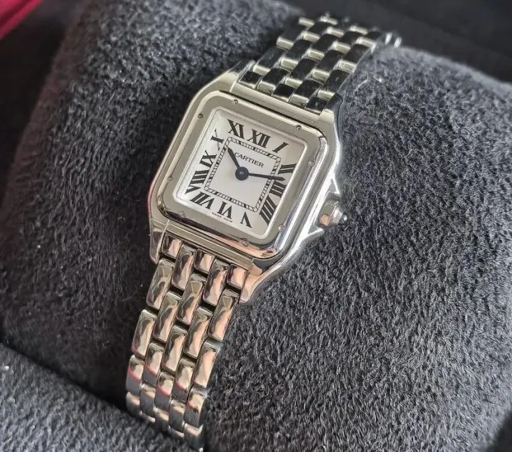 Cartier horloge met vierkante wijzerplaat, Romeinse cijfers en schakelband