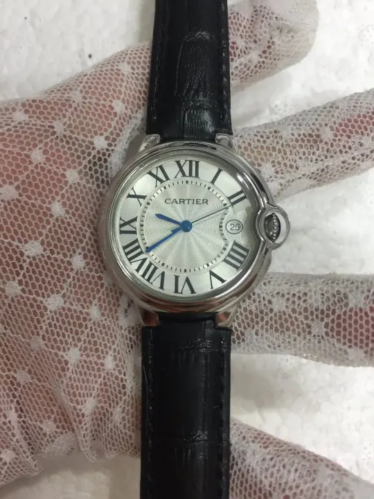 Cartier horloge met Romeinse cijfers op de wijzerplaat en zwarte lederen band
