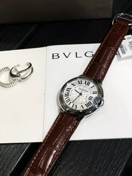 Cartier polshorloge met witte wijzerplaat met Romeinse cijfers en bruine leren band