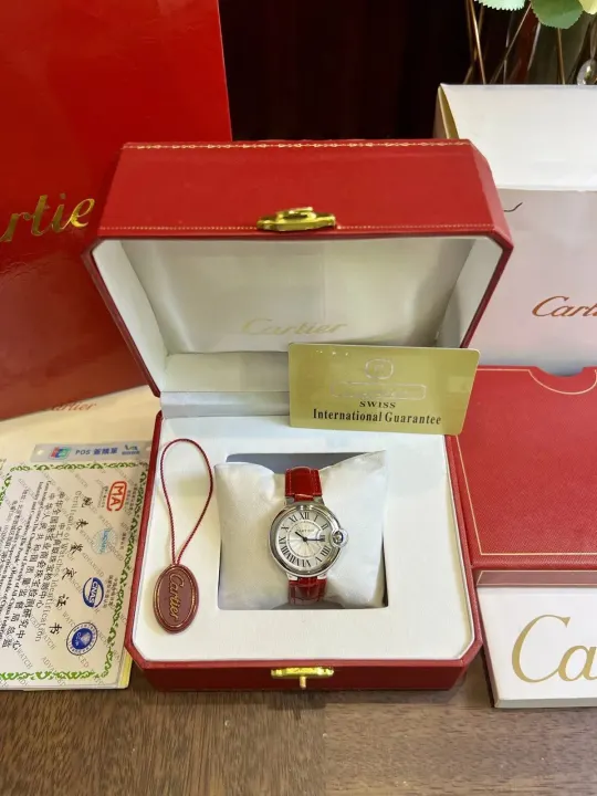 Cartier horloge met rode leren band en Romeinse cijfers op de wijzerplaat