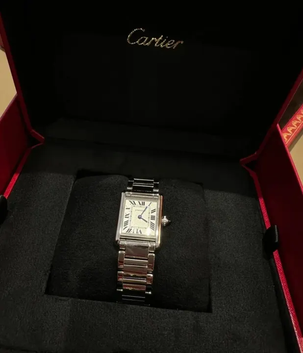 Cartier horloge met rechthoekige wijzerplaat en zilverkleurige schakelband