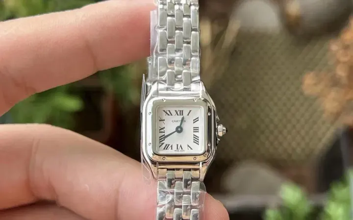 Cartier horloge met vierkante wijzerplaat met Romeinse cijfers en metalen schakelband