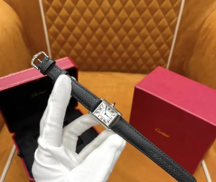 Cartier horloge met rechthoekige wijzerplaat en zwarte leren band Variant A