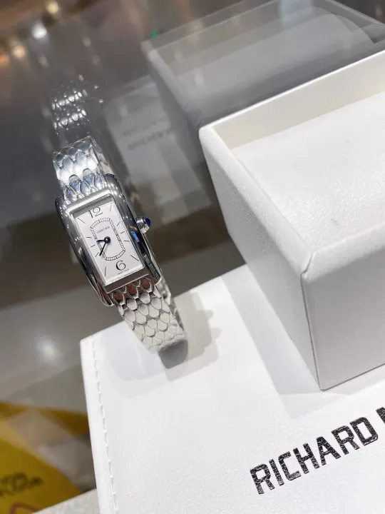 Cartier horloge met rechthoekige wijzerplaat en schubben-schakelband