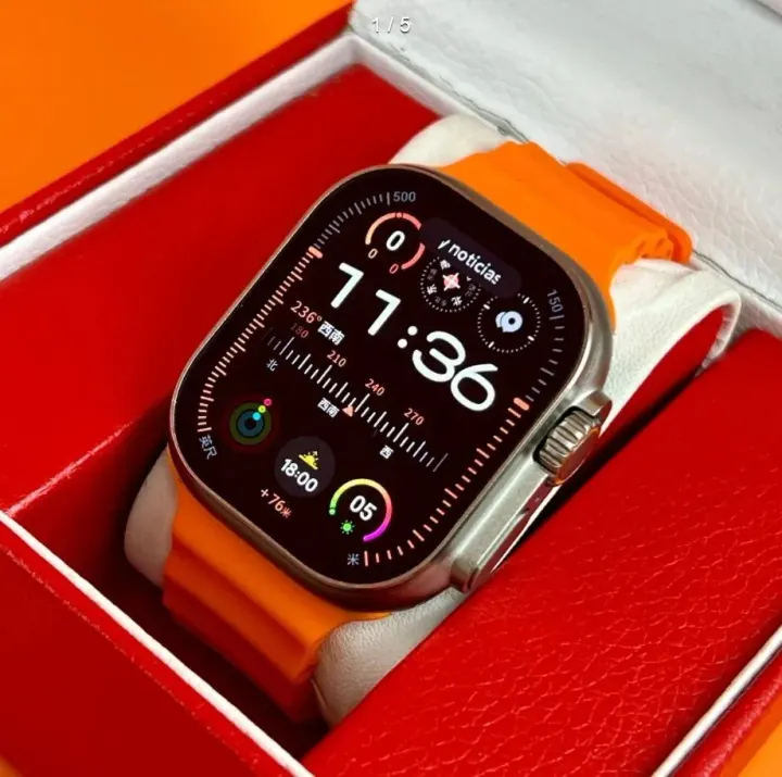 Smartwatch mit orangefarbenem Silikonarmband und silberfarbenem Gehäuse
